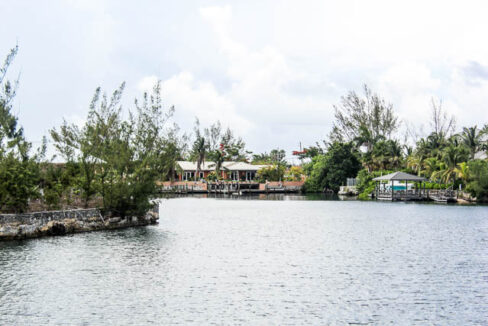 chic-canalfront-estate-in-fortune-bay-grand-bahama-freeport-bahamas-ushombi-23