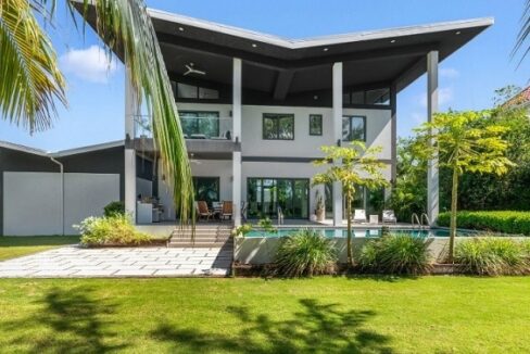 crystal-harbour-stunning-5br-modern-home-crystal-harbour-cayman-islands-ushombi-1