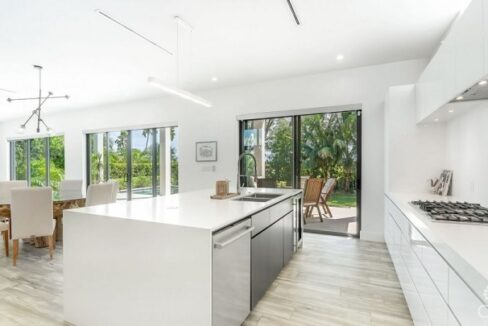 crystal-harbour-stunning-5br-modern-home-crystal-harbour-cayman-islands-ushombi-3