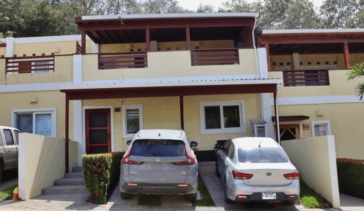 roatan1-3br-remodeled-home-west-bay-honduras-ushombi-1