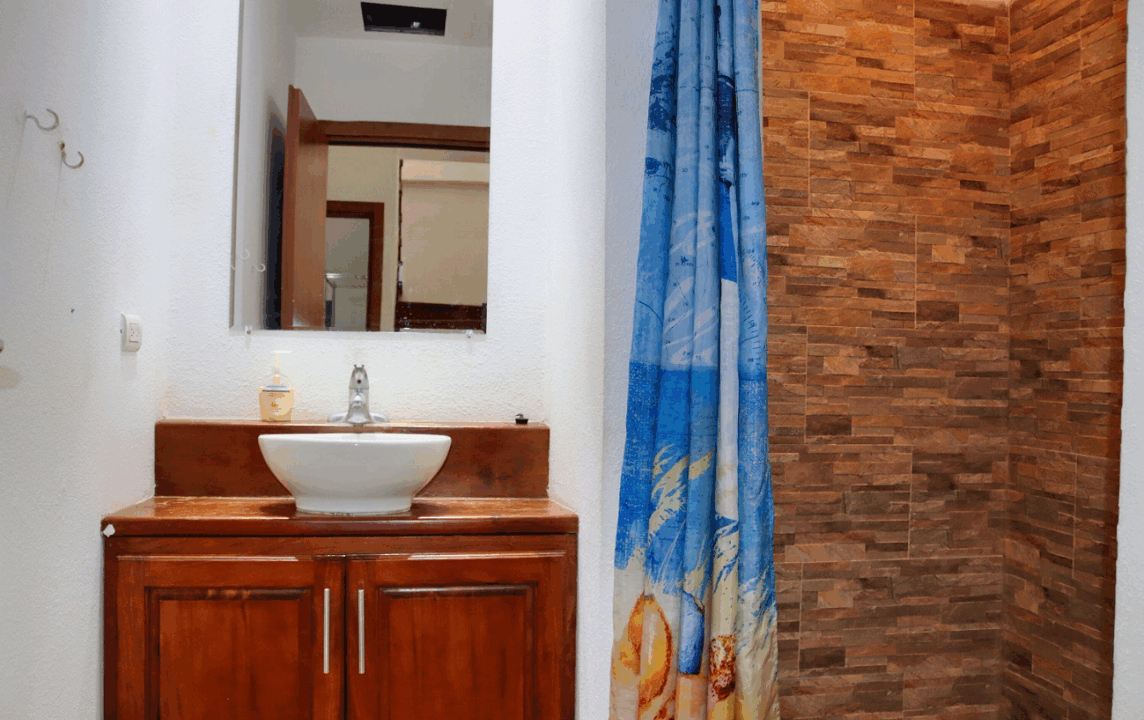 roatan1-3br-remodeled-home-west-bay-honduras-ushombi-7