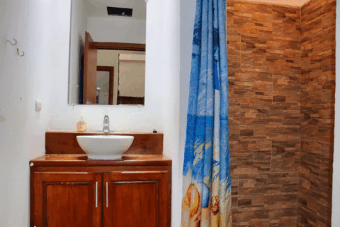 roatan1-3br-remodeled-home-west-bay-honduras-ushombi-7