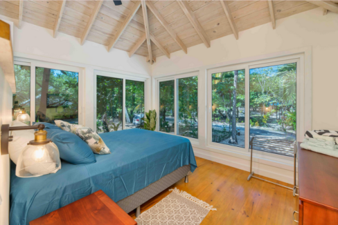 caufield-beach-cottage-on-roatan-island-honduras-ushombi-7