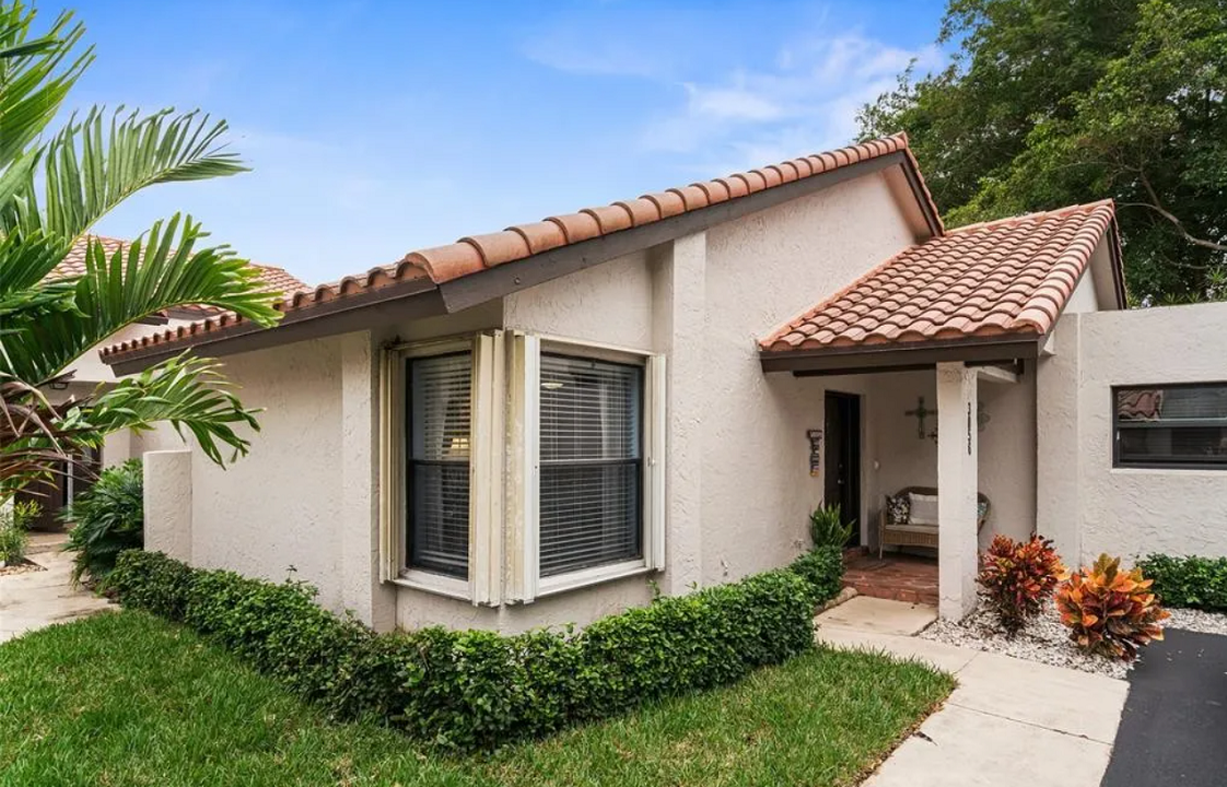 deer-creek-modern-2br-home-deerfield-beach-florida-ushombi-2