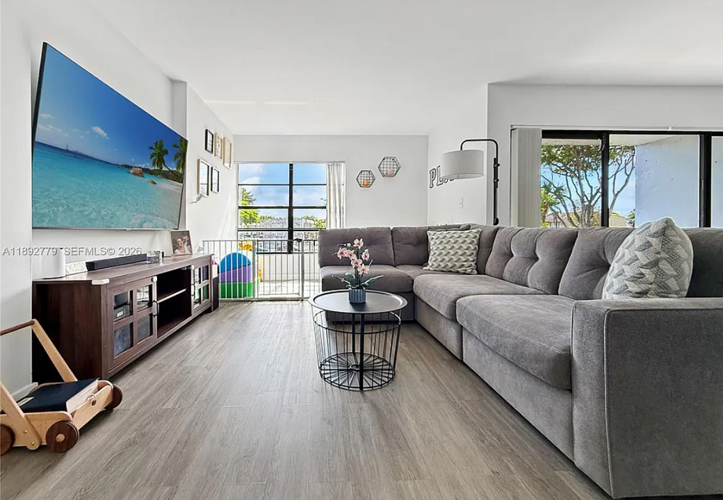 west-kendall-remodeled-3br-condo-miami-florida-ushombi-1