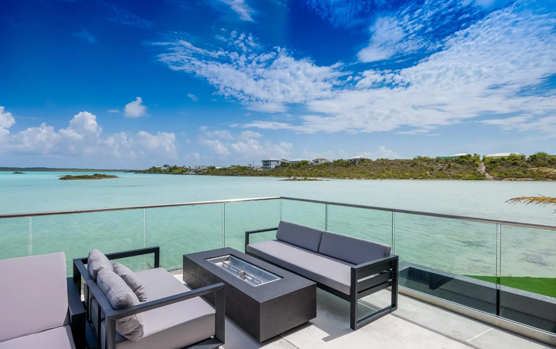 waterfront-onyx-twin-villas-in-grace-bay-tci-ushombi-3